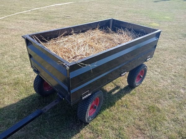 Remorque en acier avec timon articulé et capacité de charge de 600 kg. – Image 2