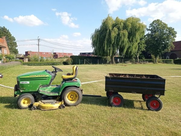Remorque en acier avec timon articulé et capacité de charge de 600 kg. – Image 3